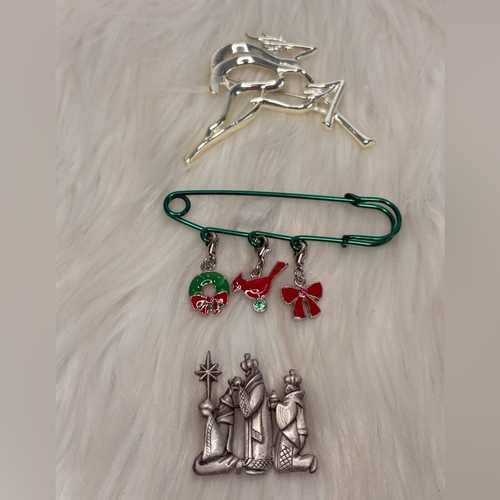 (143)Festive 3 Christmas Pin’s